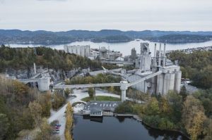 De eerste fabriek ter wereld waar grootschalig CO2 wordt afgevangen is de fabriek van Heidelberg Materials in Noorwegen (Brevik)